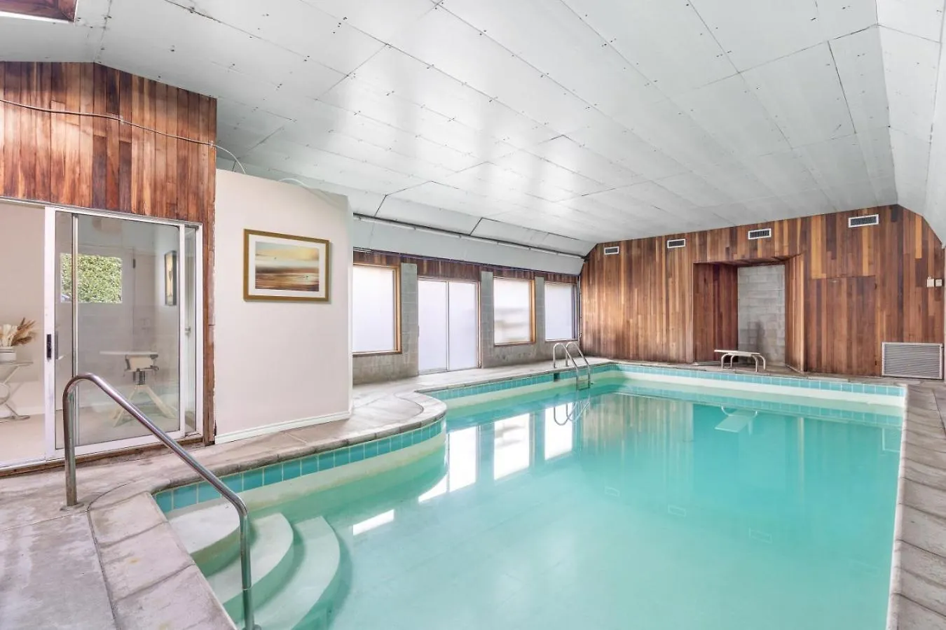 Holiday home Spacious Home With Indoor Pool
